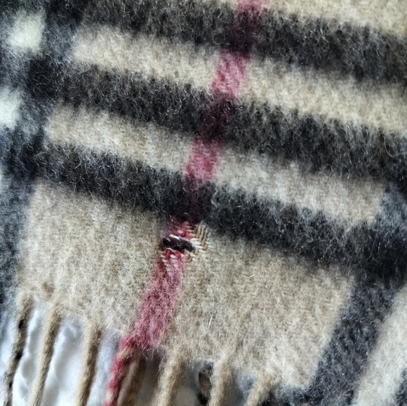 Blurberry Cashmere Scarf 🧣 (It has Holes) - Picture 3 of 11